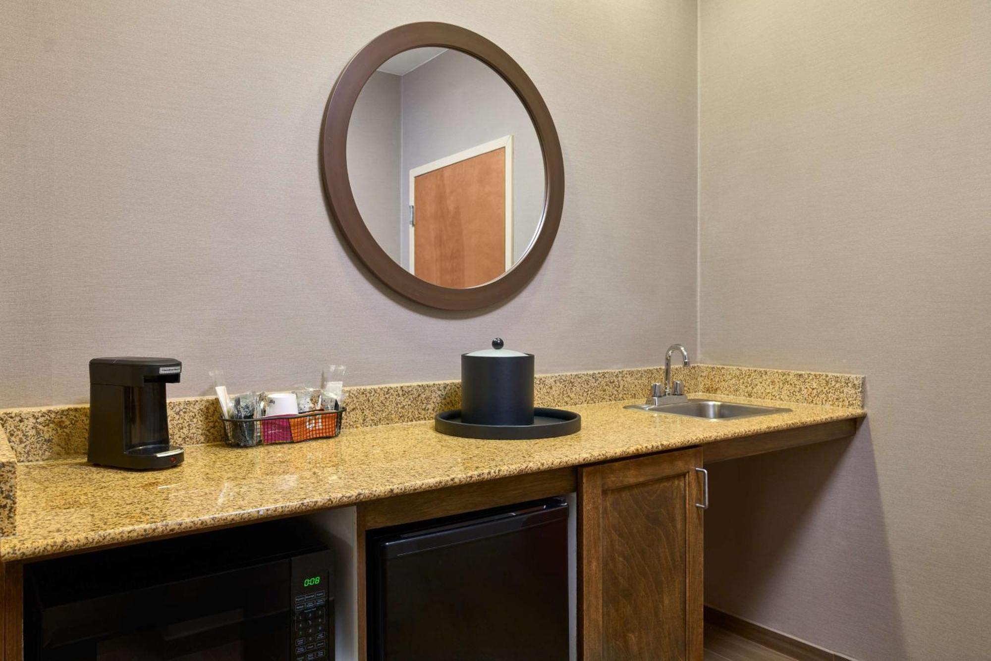 Hampton Inn & Suites Providence / Смитфийлд Екстериор снимка